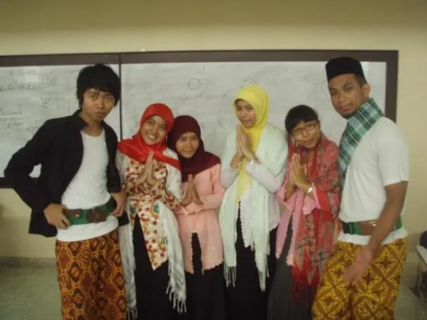 Pengantin Adat Betawi: Memilih Baju Adat Betawi yang Sesuai untuk Pernikahan