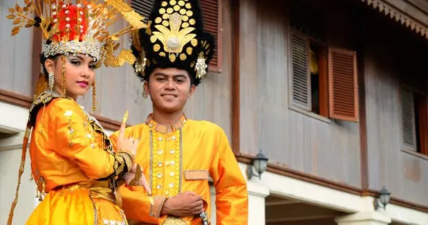 Baju Adat Nikah: Tradisi Berbusana Mempesona
