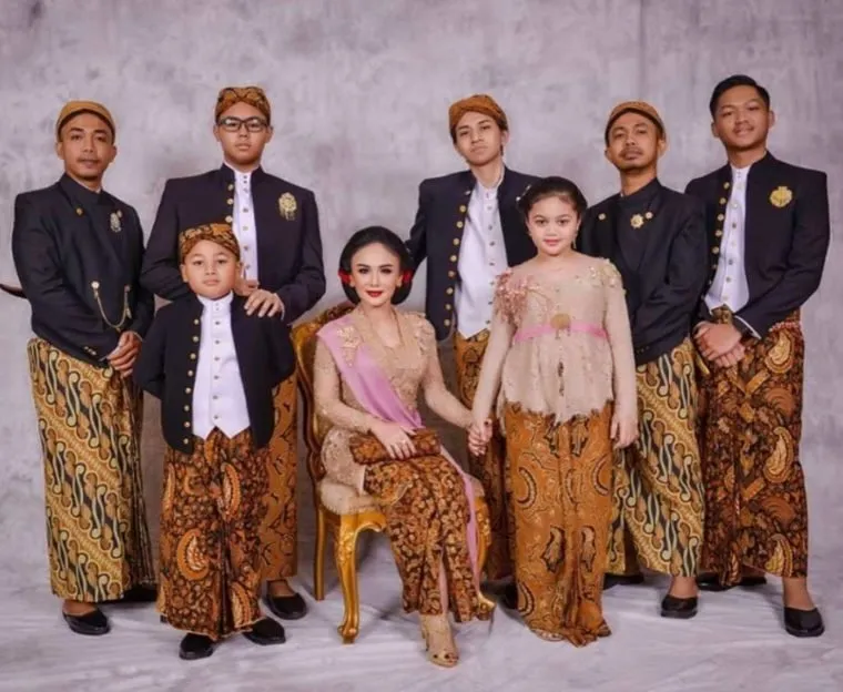 Cantik dan Elegan dengan Model Baju Adat Solo Basahan Anak