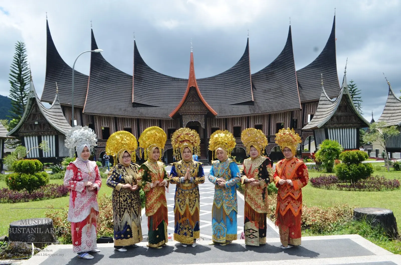 Baju Akad Minang: Pakaian Adat Minangkabau yang Berkesan