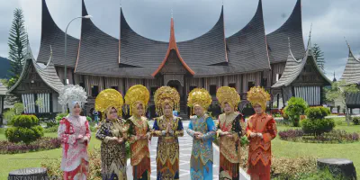 Baju Akad Minang: Pakaian Adat Minangkabau yang Berkesan