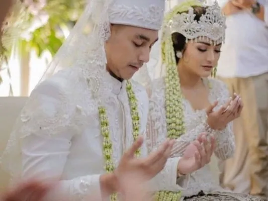 Mengenal Baju Akad Nikah Putih: Simbol Kesucian dan Keharmonisan