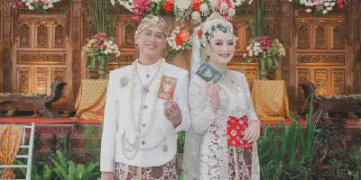 7 Baju Akad Nikah Sederhana untuk Mempercantik Hari Bahagia Anda