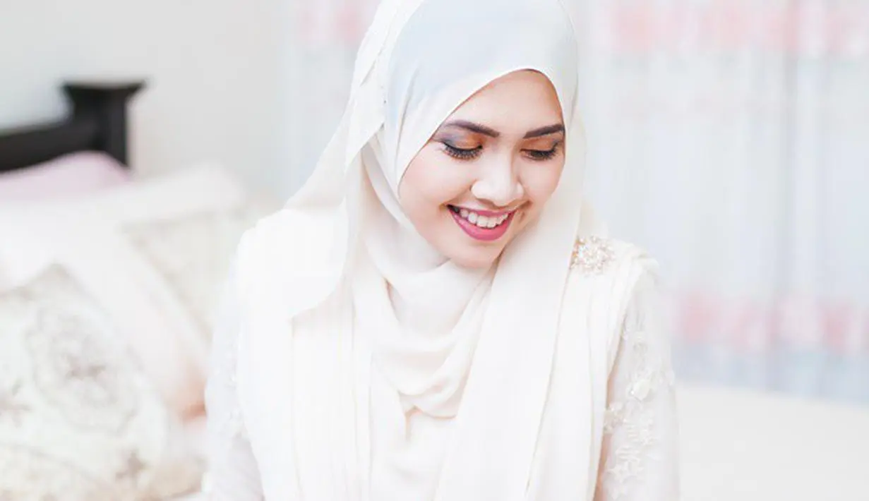 10 Inspirasi Baju Akad Selain Putih yang Memukau