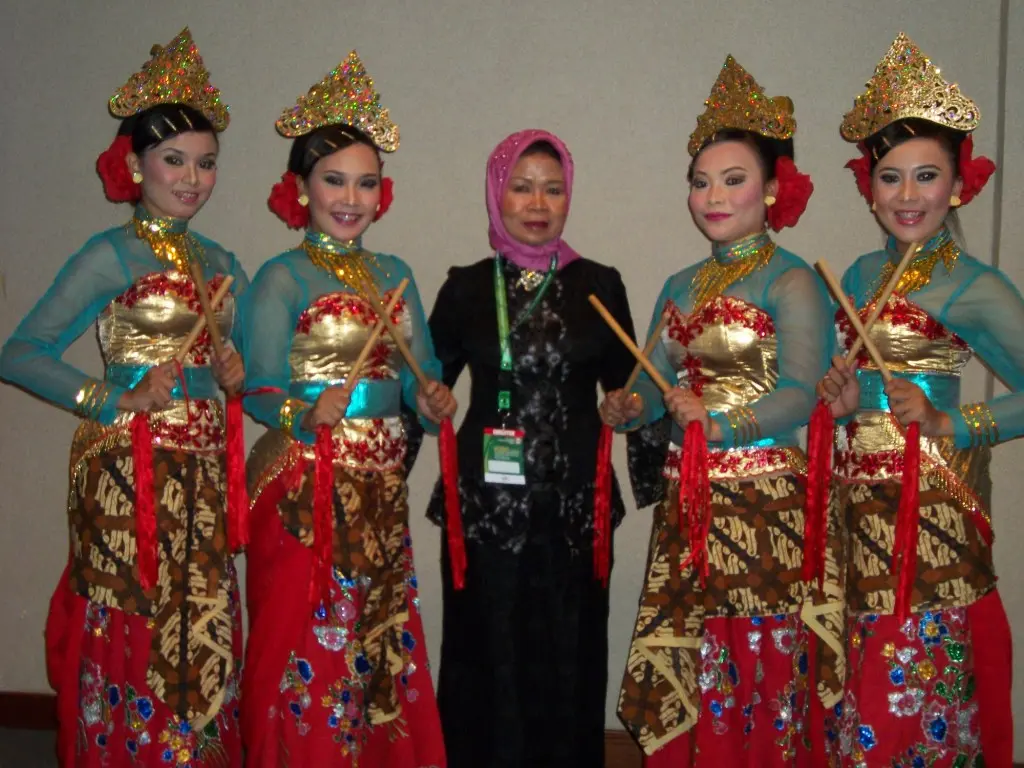 Baju Akad Sunda: Busana Adat dengan Keanggunan yang Menawan