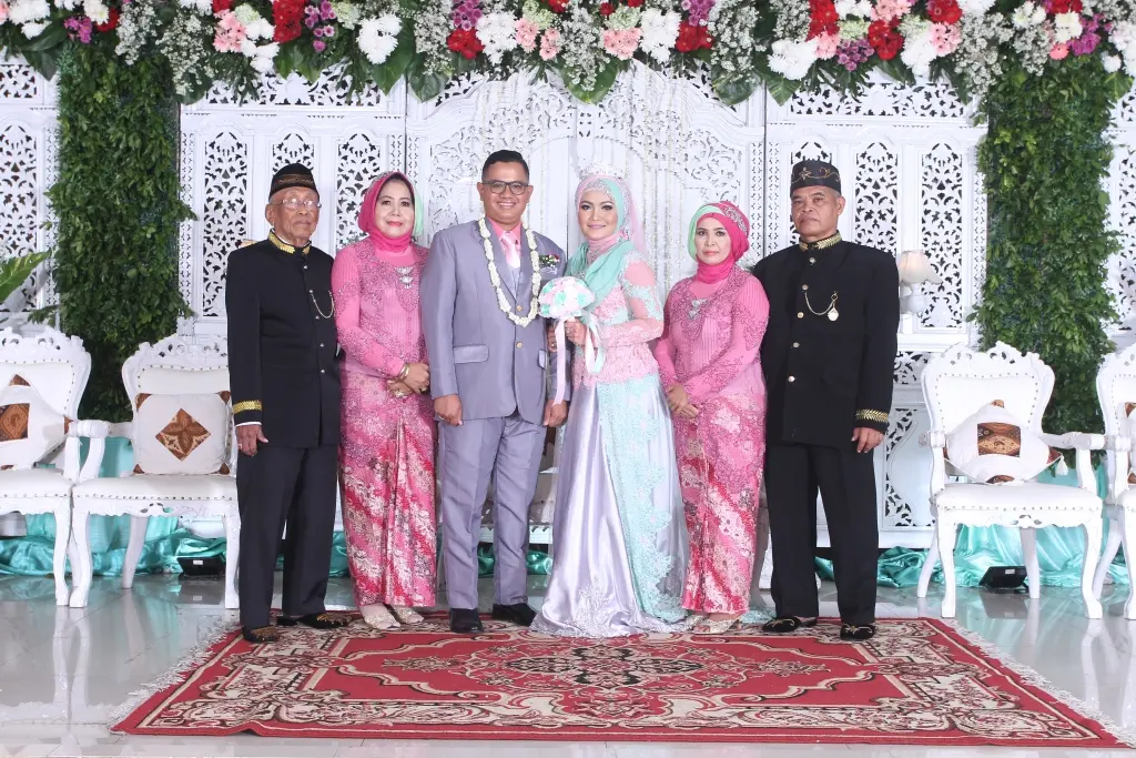 Baju Akad untuk Orang Tua: Dapatkan Gaya yang Menawan pada Hari Spesial Anak Anda