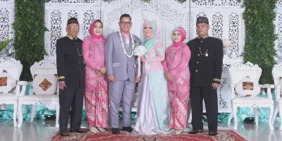 Baju Akad untuk Orang Tua: Dapatkan Gaya yang Menawan pada Hari Spesial Anak Anda