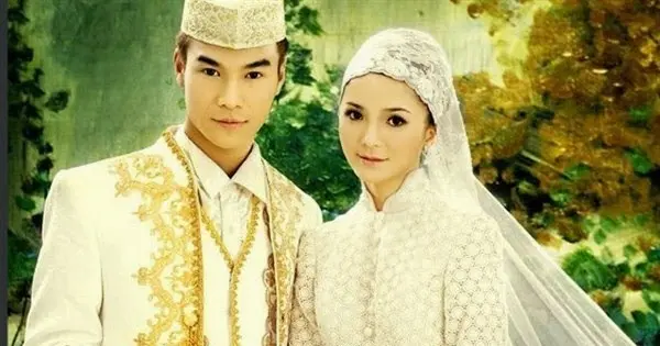 7 Inspirasi Baju Couple Pengantin Sederhana yang Tetap Elegan dan Romantis