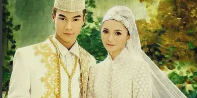 7 Inspirasi Baju Couple Pengantin Sederhana yang Tetap Elegan dan Romantis