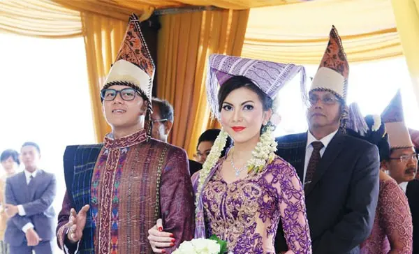 5 Model Baju Nikah Adat Batak Toba untuk Pernikahan Tradisional yang Memukau