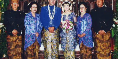 5 Baju Nikah Adat Jawa Tengah yang Elegan dan Mengesankan