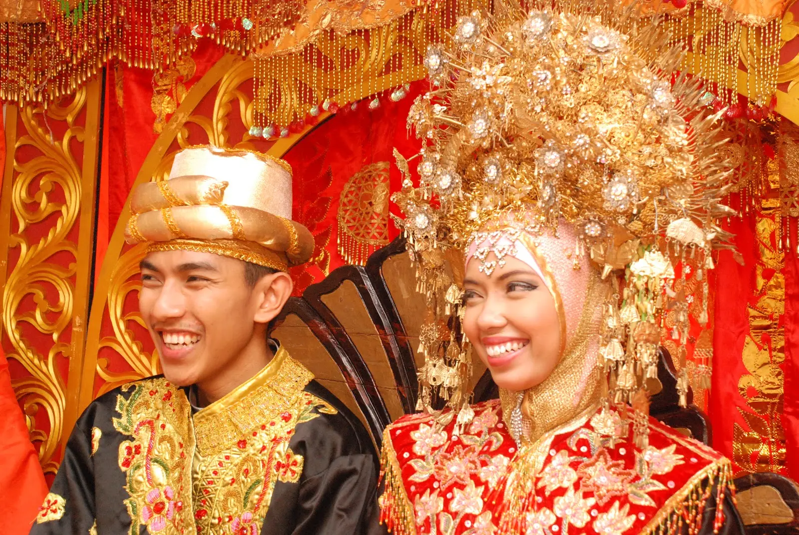 Baju Nikah Adat Minang: Kebaya Sunda vs Baju Kurung? Mana yang Lebih Cocok?