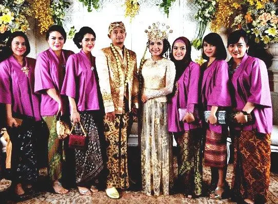 10 Model Baju Nikah Batik Modern Terbaru 2021