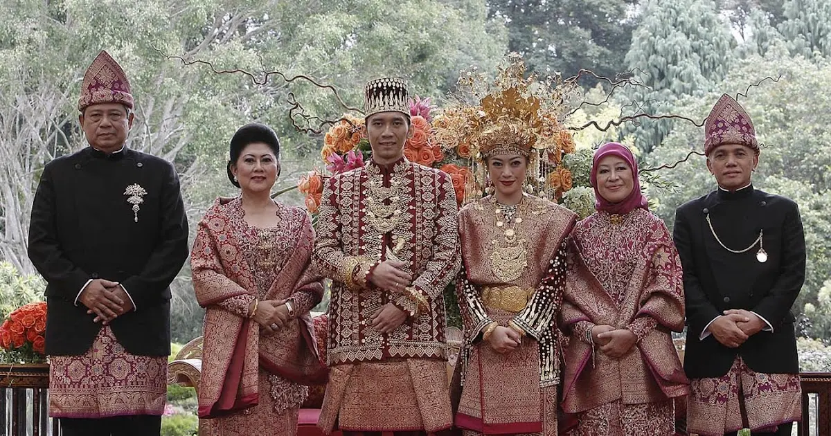 Baju Orang Tua Pengantin Adat Jawa: Memilih dan Menyesuaikan untuk Tampilan yang Lebih Memesona