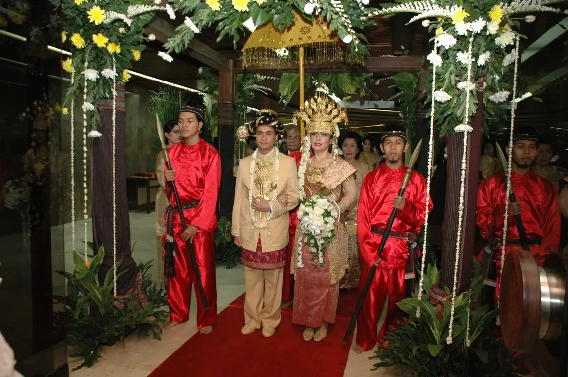 10 Desain Baju Pengantin Adat Batak yang Elegan dan Modern