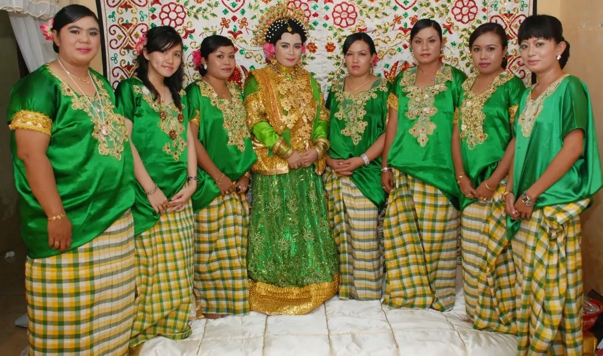 Inilah Baju Pengantin Adat Bugis yang Menawan Hati