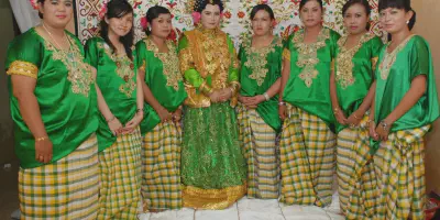 Inilah Baju Pengantin Adat Bugis yang Menawan Hati