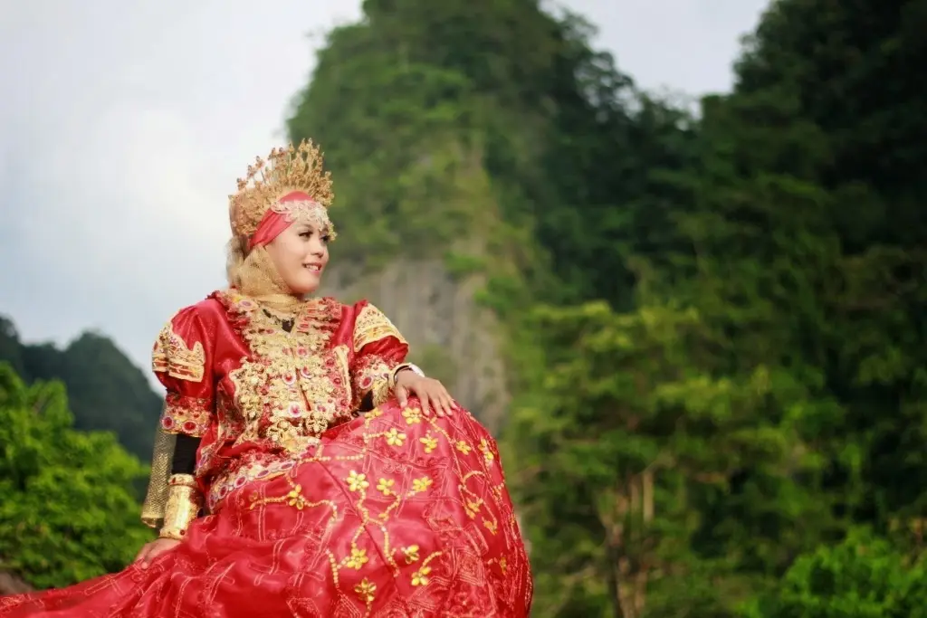 10 Desain Baju Pengantin Bugis Modern Terbaru dan Elegan [2021]