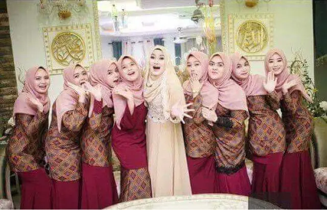 20 Ide Model Baju Pengantin dan Bridesmaid Terbaru yang Akan Membuat Pernikahan Anda Terlihat Lebih Anggun dan Elegan