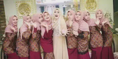 20 Ide Model Baju Pengantin dan Bridesmaid Terbaru yang Akan Membuat Pernikahan Anda Terlihat Lebih Anggun dan Elegan