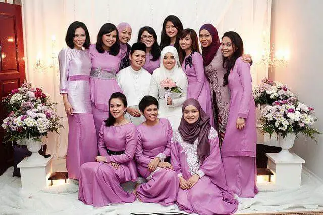 Baju Pengantin dan Keluarga: Tips Memilih Busana untuk Hari Bahagiamu