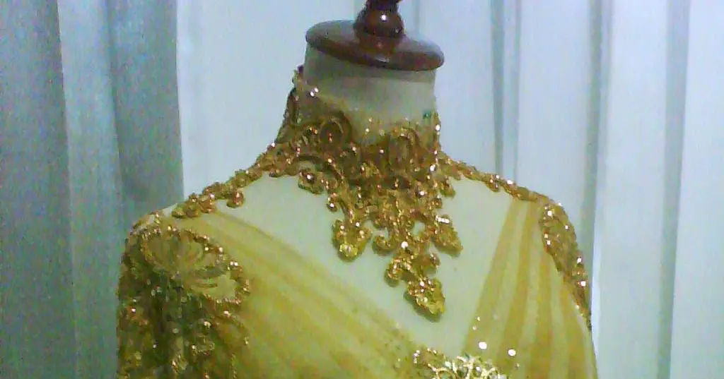 27 Model Baju Pengantin Emas Terbaru 2021