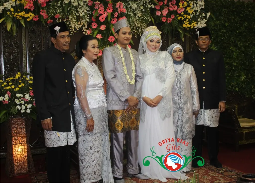 10 Baju Pengantin Muslimah Warna Putih yang Sangat Memukau