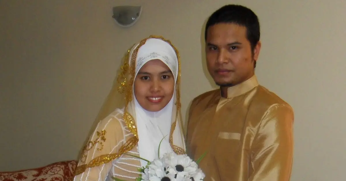 7 Model Baju Pengantin Putih Gold yang Bikin Kamu Cantik Bercahaya