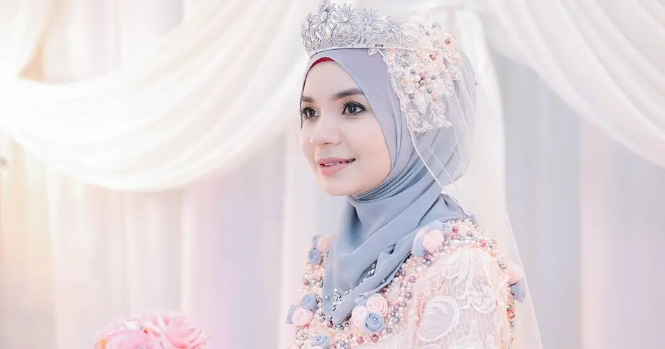 Baju Pengantin Putih Modern: Pelengkap Pesta Pernikahan yang Elegan