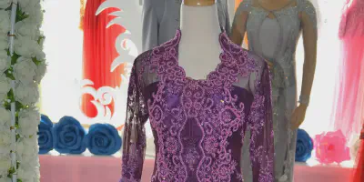 Mempelai Bercita Rasa Ungu Dalam Balutan Baju Pengantin Ungu