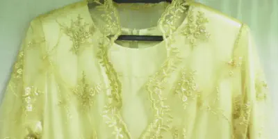 10 Ide Baju Pengantin Warna Cream Gold yang Elegan dan Menawan