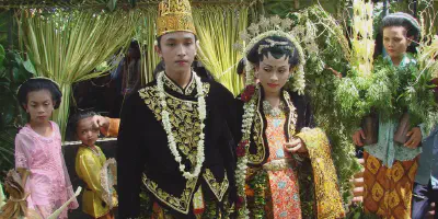 Baju Pernikahan Adat Jawa Timur: Kebaya, Kain, dan Aksesori yang Mempesona