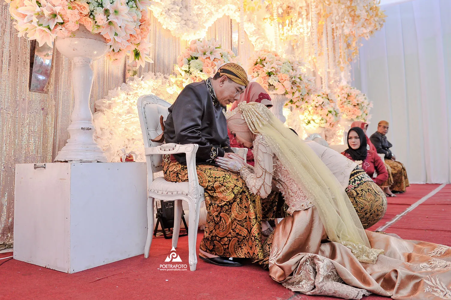 8 Inspirasi Baju Pernikahan Hijab Modern untuk Wanita Muslim