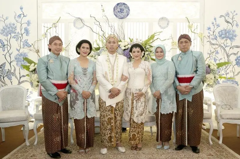 15 Model Baju Pesta Orang Tua Pengantin yang Elegan dan Anggun