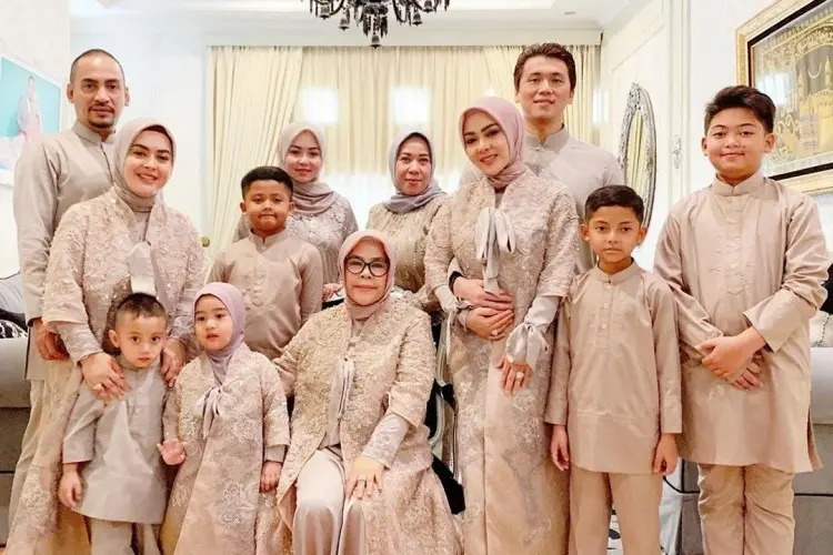 Baju Pesta untuk Orang Tua Pengantin: Tips dan Model Terbaru