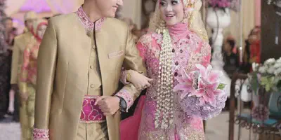 7 Inspirasi Baju Putih Pengantin Pria yang Tak Terlupakan