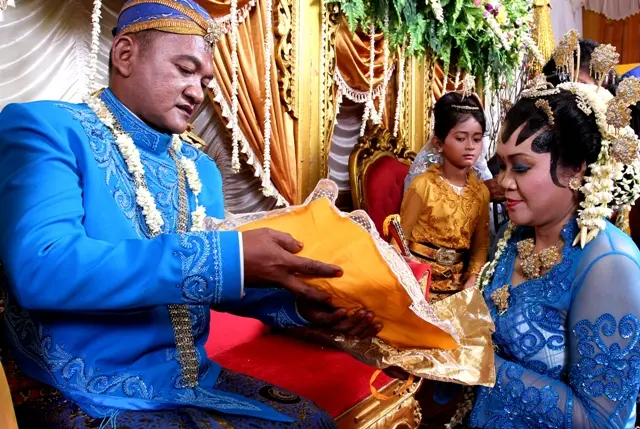 7 Inspirasi Baju Resepsi Adat Jawa yang Menawan untuk Pasangan Kita
