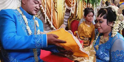 7 Inspirasi Baju Resepsi Adat Jawa yang Menawan untuk Pasangan Kita