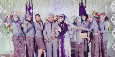 30 Desain Baju Seragam Pengantin Terbaik Tahun Ini untuk Pasangan Yang Trendy