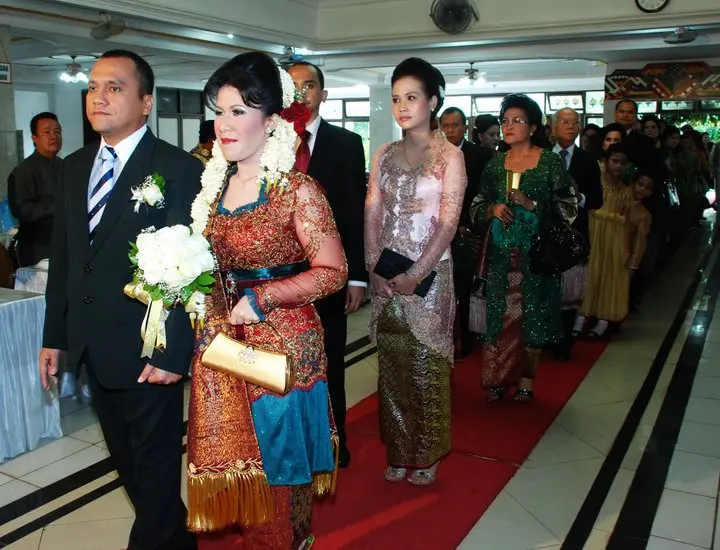 Mari Malioboro Menemukan Bakal Kebaya Pengantin Batak yang Unik dan Dirancang Khusus untuk Anda!