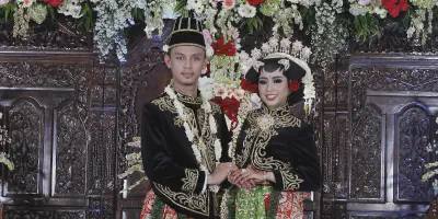 5 Jenis Busana Pernikahan Adat Jawa yang Terkenal dan Memukau