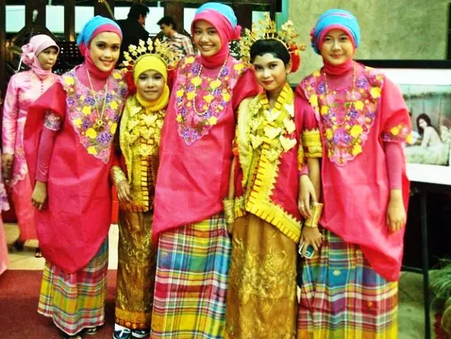 23 Contoh Baju Pendamping Pengantin yang Unik dan Elegan untuk Pria dan Wanita