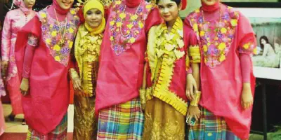 23 Contoh Baju Pendamping Pengantin yang Unik dan Elegan untuk Pria dan Wanita