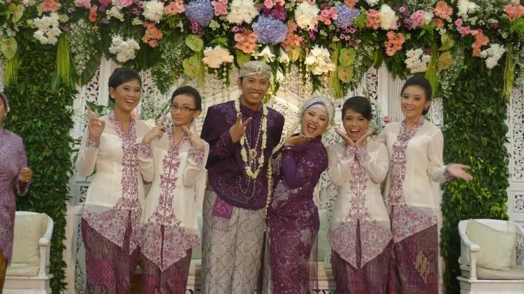 17 Contoh Seragam Keluarga Pengantin yang Unik dan Menawan