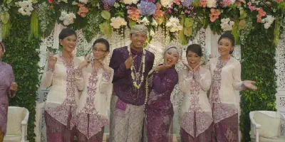 17 Contoh Seragam Keluarga Pengantin yang Unik dan Menawan