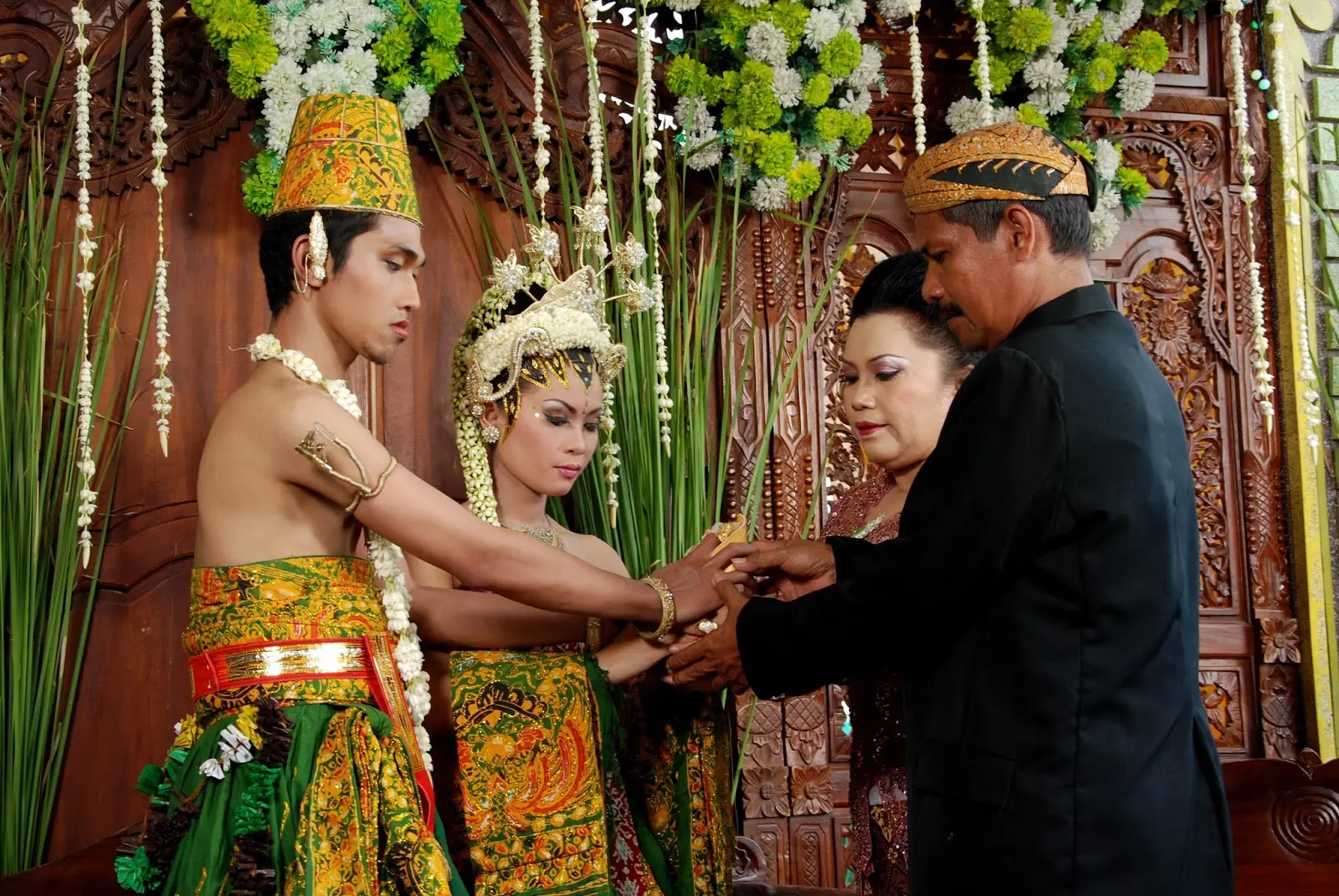 10 Foto-foto Pengantin Adat Jawa yang Memukau Hati