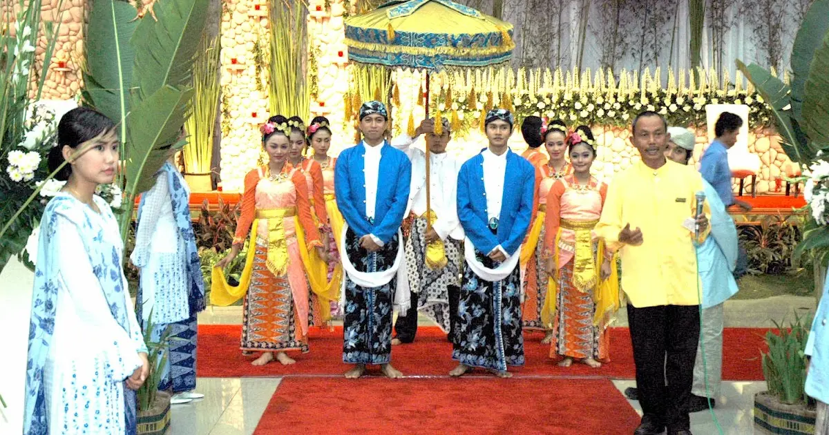 8 Ide Pose Foto Pengantin Adat Sunda yang Memukau