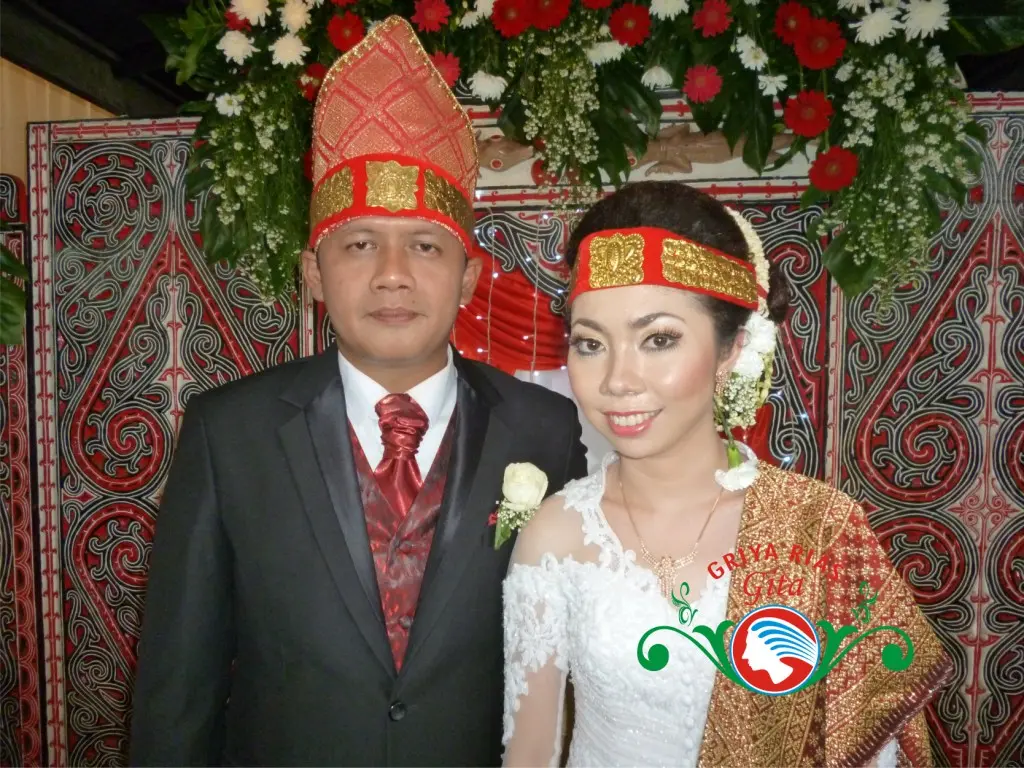 15 Inspirasi Foto Pengantin Adat Batak yang Menawan dan Elegan