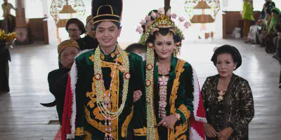 30 Foto Pengantin Adat Jawa Tengah Terbaik! Pelajari Tradisi & Ritual Perkahwinan Lokal