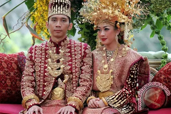 15 Foto Pengantin Adat Jawa Timur yang Penuh Makna dan Kebahagiaan